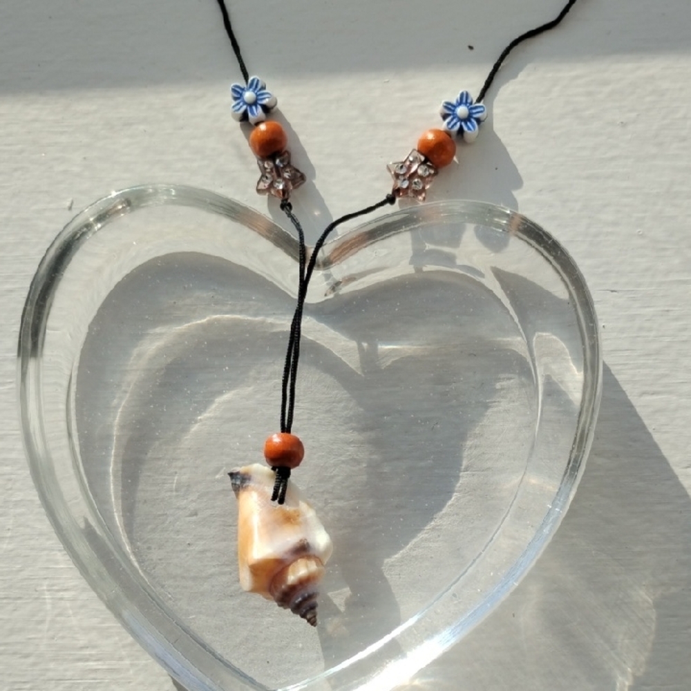 Chic Shell Pendant Necklace with Floral Beads